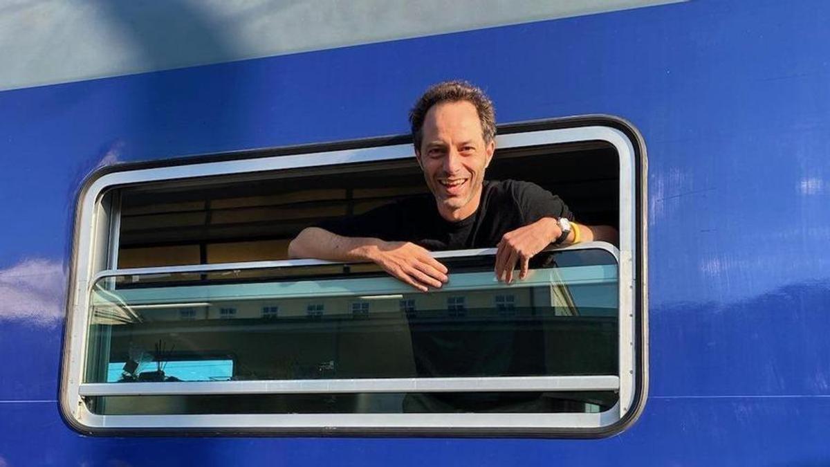 Jon Worth, consultor y activista en favor del tren, durante su viaje para cruzar todos los pasos transfronterizos en tren.