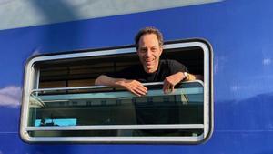Jon Worth, consultor y activista en favor del tren, durante su viaje para cruzar todos los pasos transfronterizos en tren.
