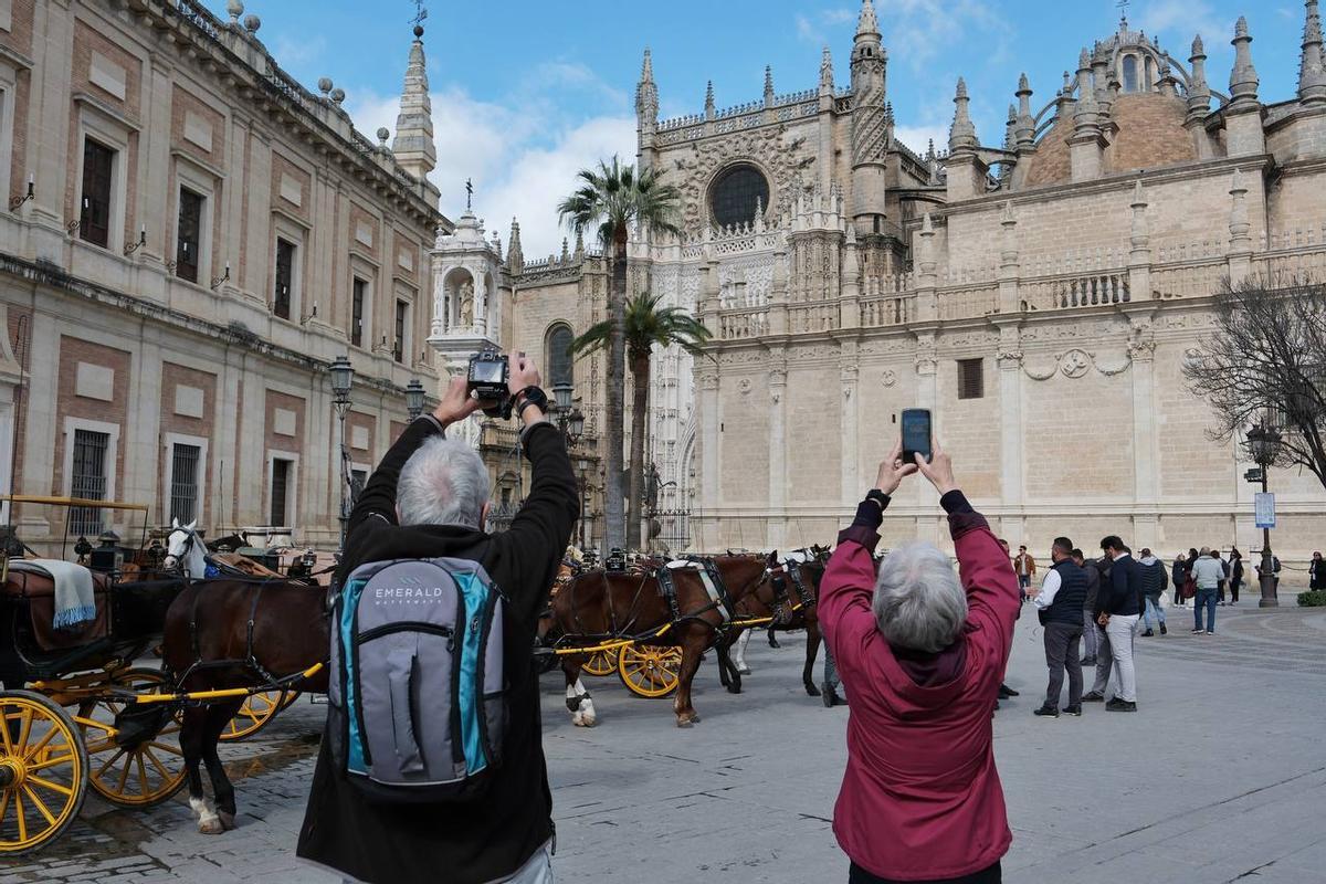 Turistas en Sevilla.