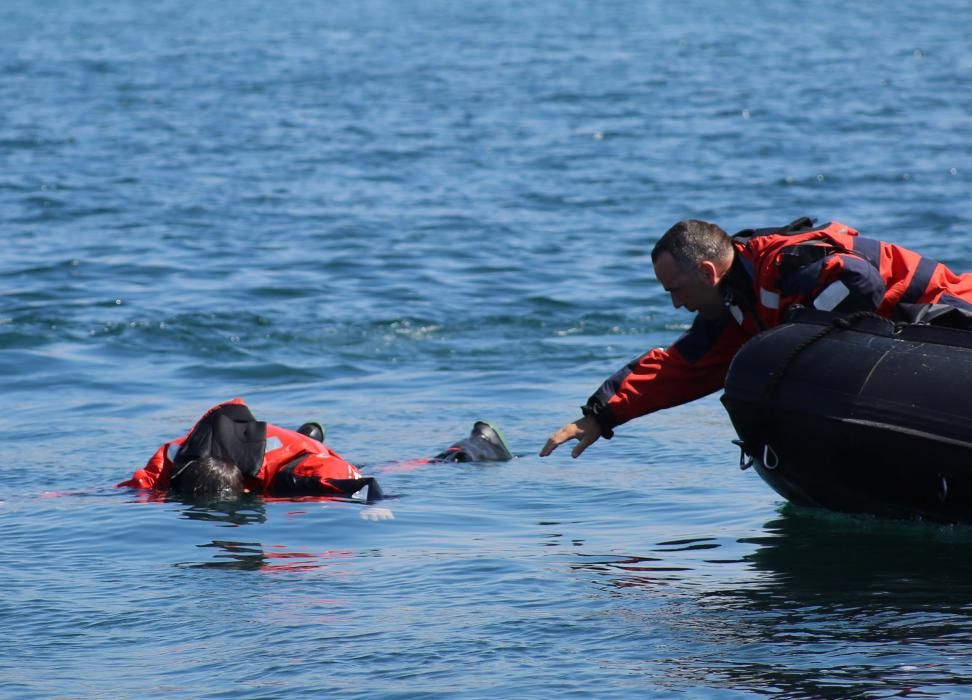 Los militares de la Campaña Antártica practican las técnicas de rescate en caso de naufragio - El Ejército despliega en O Grove el simulacro del "hombre del agua"