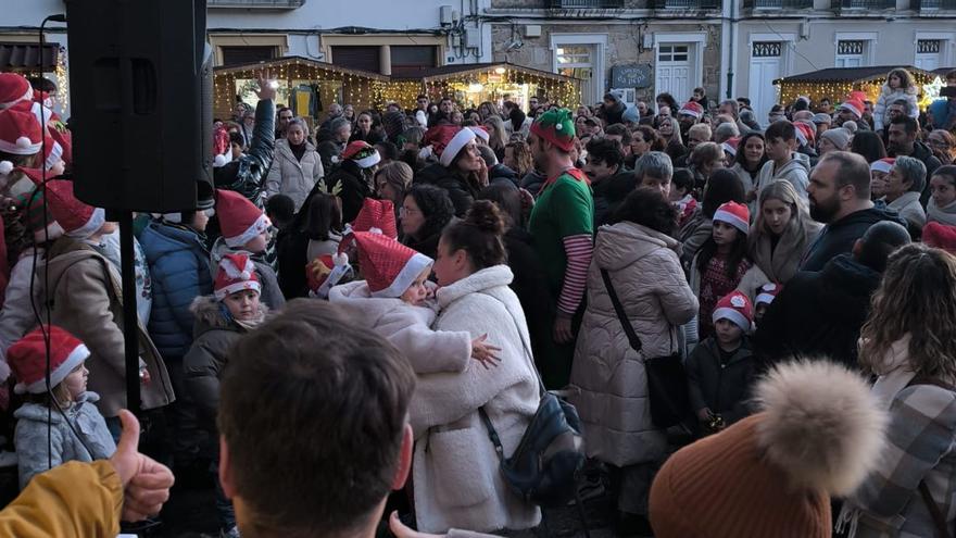 A zona das casetas do Mercado de Nadal de Noia é un fervedoiro de xente nestas datas festivas. | CEDIDA