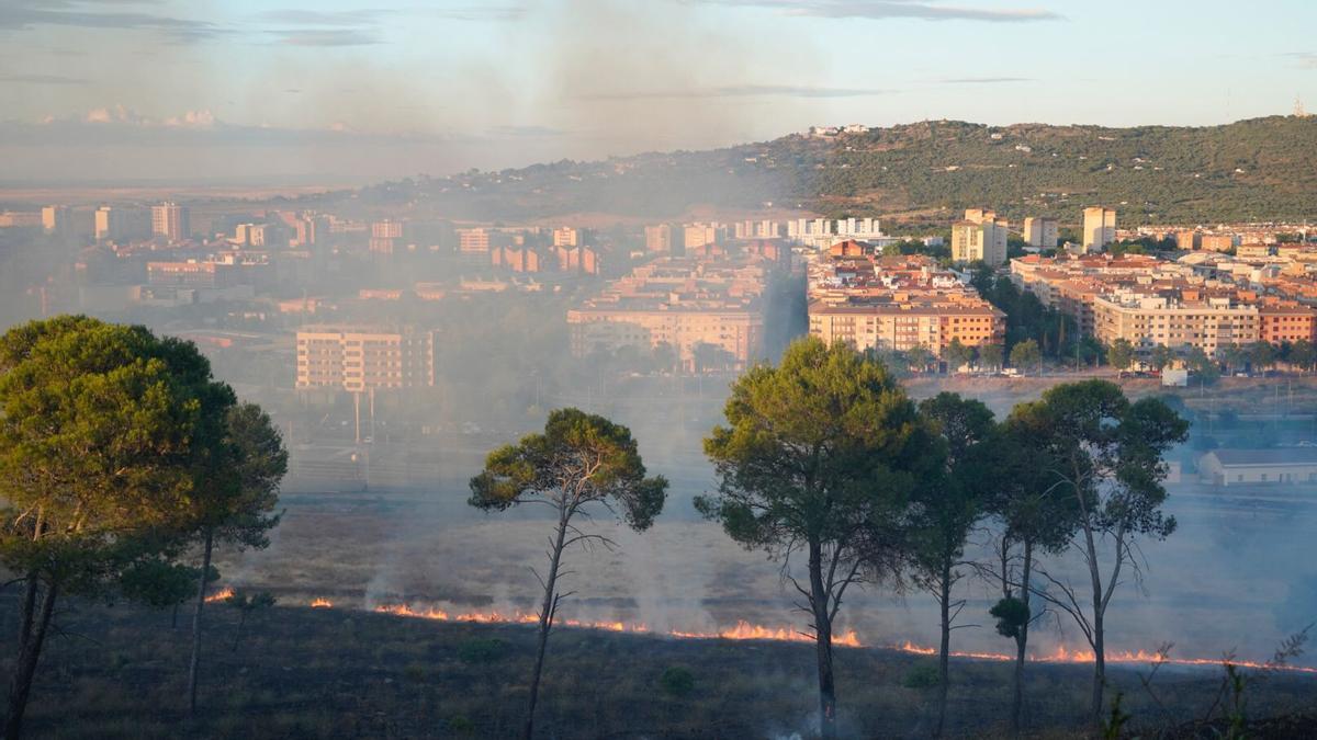 Vista del incendio con Cáceres de fondo