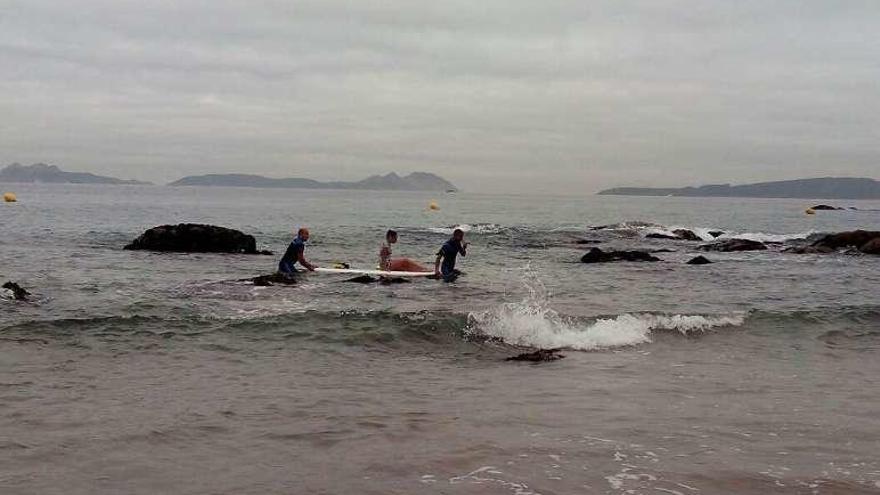 Los servicios de salvamento rescataron a cinco personas en apuros en aguas de las playas viguesas este verano