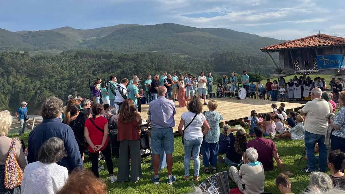 Un momento del acto homenaje a Marcos Fernández en campo de La Regalina.
