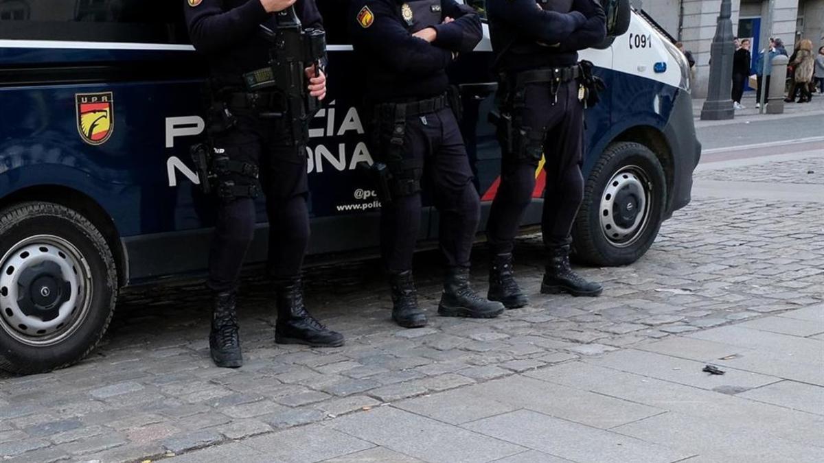 Tres agentes de Policía Nacional en Madrid