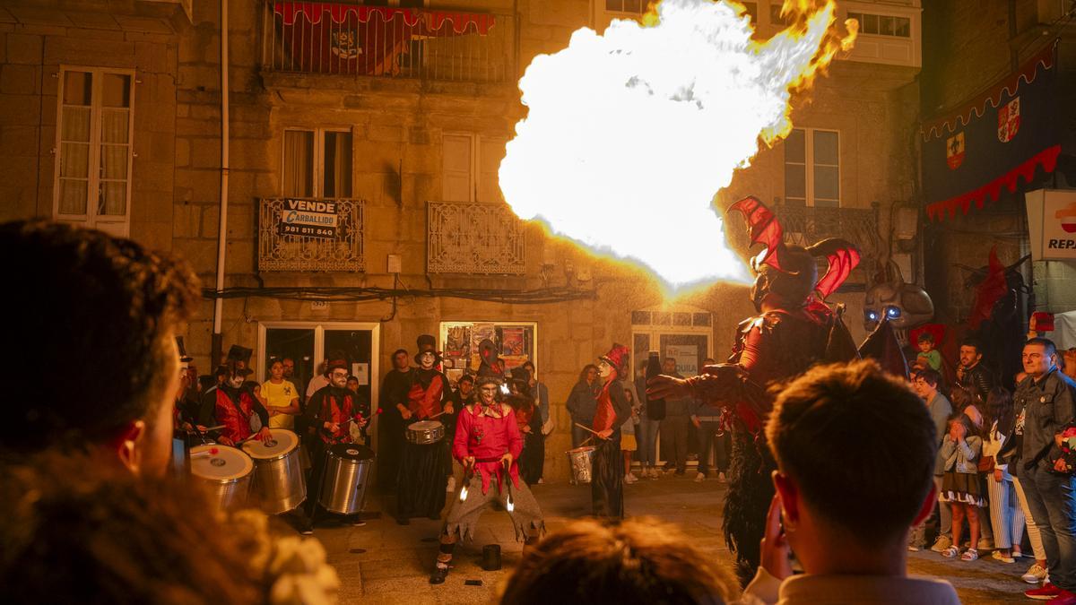 A compañía Troula ofreceu un vistoso espectáculo polas rúas de Padrón con diaños e lume como protagonistas