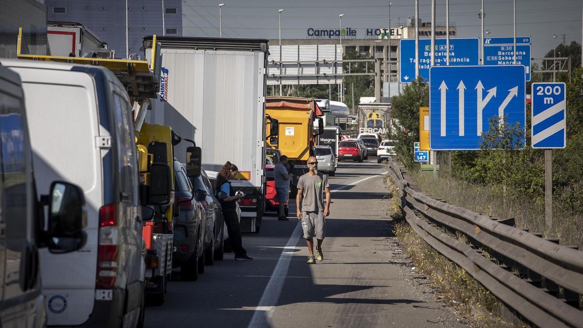 El incendio de un camión en la AP-7 colapsa la autopista