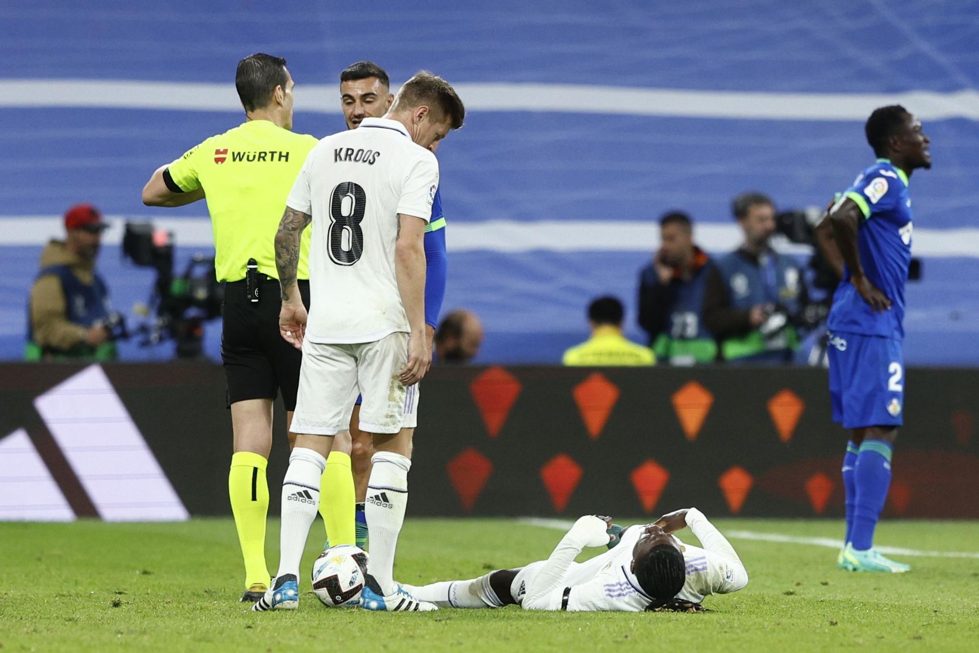 Eduardo Camavinga se duele de su lesión en el partido contra el Getafe.