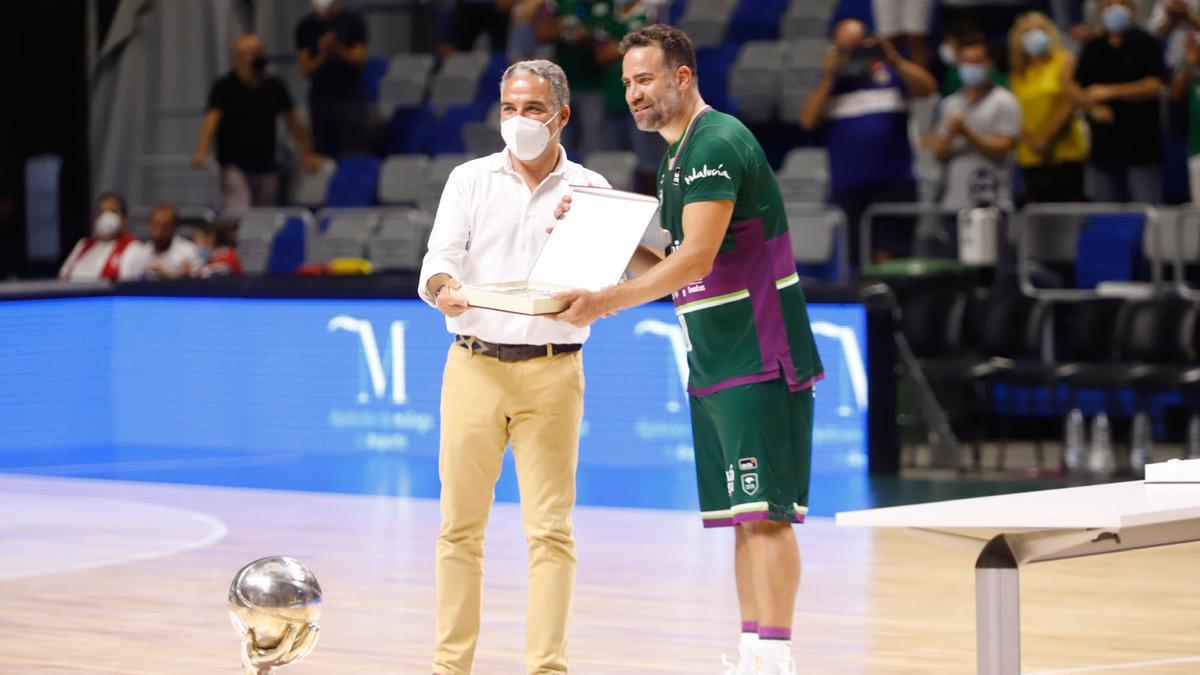 Carlos Cabezas juega su último partido con el Unicaja en el Carpena