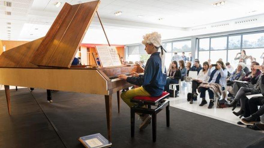 Un dels alumnes participants tocant el fortepiano amb una perruca al més pur estil Mozart