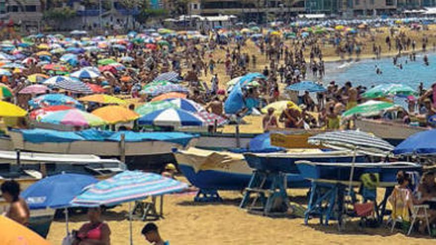 La policía reparte en playas canarias un millar de pulseras para identificar a los niños