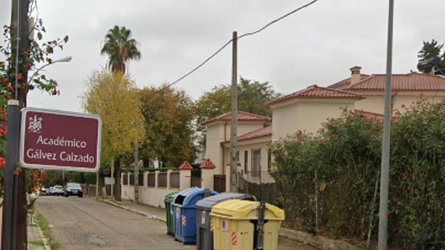 Señalizado con vallas un socavón en la calle Académico Gálvez Calzado del Brillante