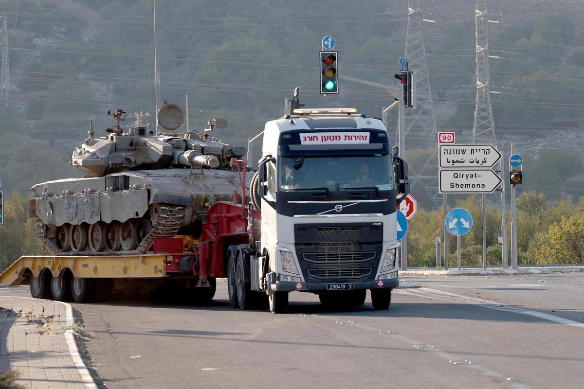 Movimiento de material militar israelí en la zona fronteriza de Líbano.