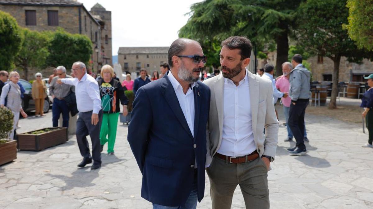 Javier Lambán y Enrique Pueyo en la presentación del Plan Integral del Pirineo, en Aínsa.