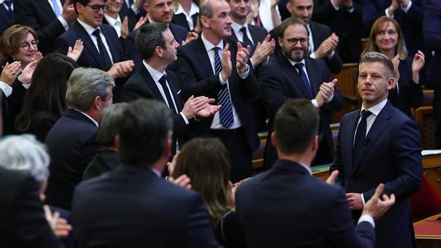 Péter Magyar és felicitat després de ser elegit primer ministre d’Hongria al Parlament de Budapest, ahir. | DAVID BALOGH / EUROPA PRESS