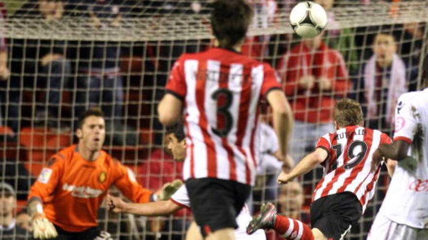 Iker Muniain chuta a portería.