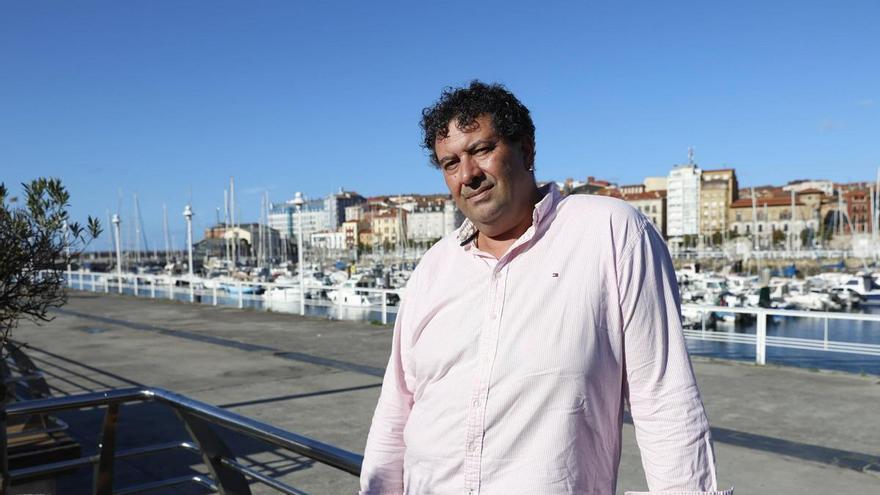 Iván Álvarez Raja, candidato en las primarias del PSOE de Gijón: "Mi objetivo es sacar a los mercaderes del templo de la Casa del Pueblo, que no es suya"