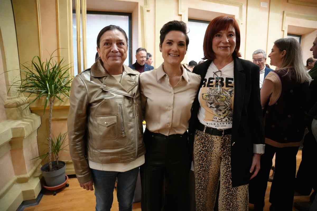 Raquel del pUerto, en el centro, junto a Mercedes Arias y Carmen Álvarez