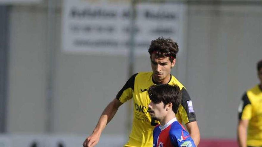 Cris Montes controla el balón ante el jugador del Llanera, Abel.