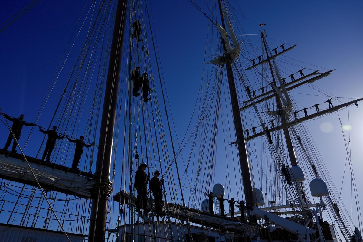 El buque, este sábado, en Cádiz, antes de partir.