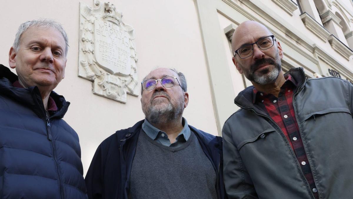 Por la izquierda, Luis Pascual, Luis Miguel Piñera y Héctor Blanco, en la calle Magnus Blikstad con la placa que da nombre a la vía.