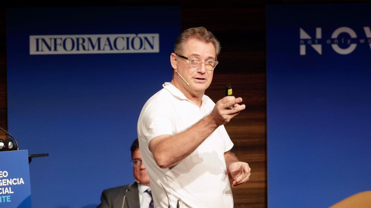 Francisco Escolano durante su intervención.