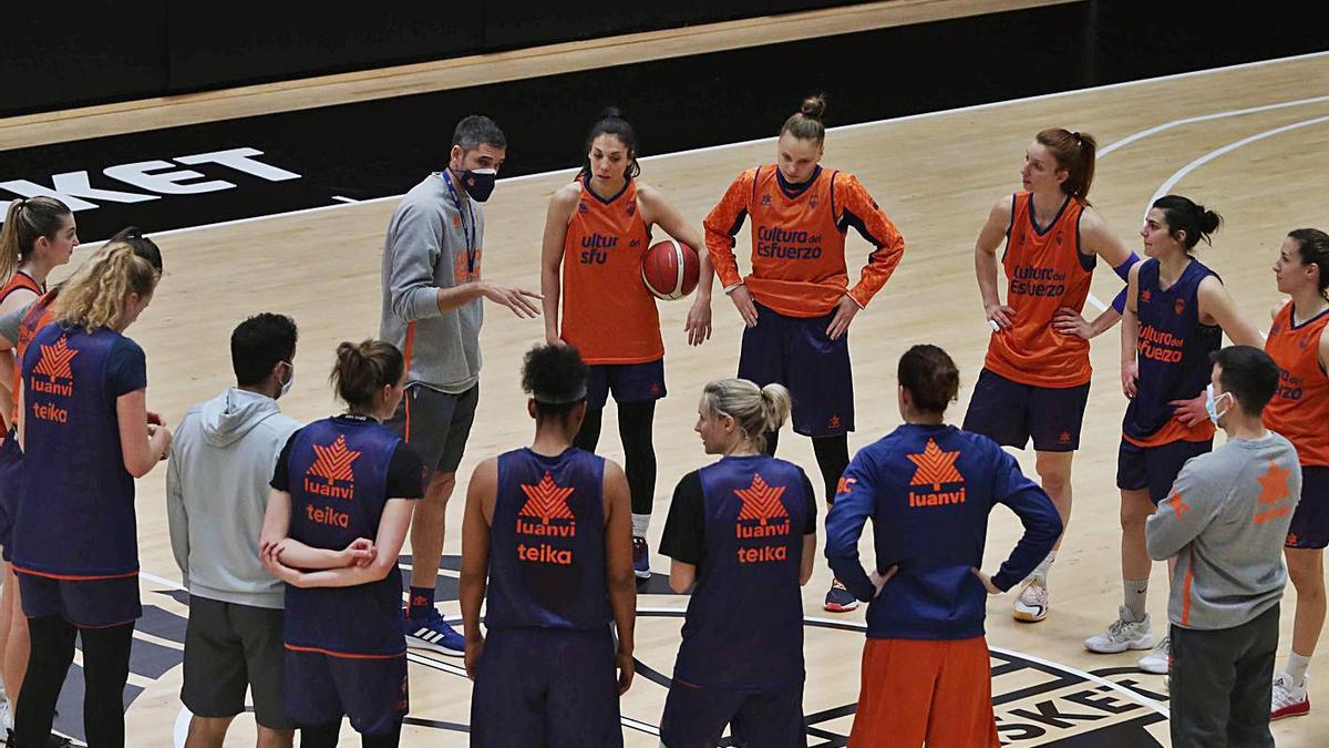 La plantilla del Valencia Basket, ayer en el entrenamiento en La Fonteta.  | J.M. LÓPEZ/SD