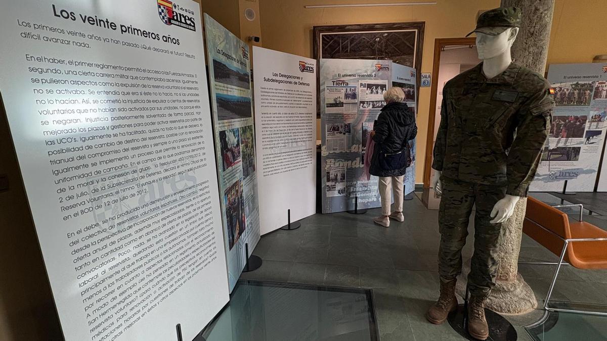 Una parte de la expsoición de la Reserva Militar de Voluntarios en Cangas del Narcea.