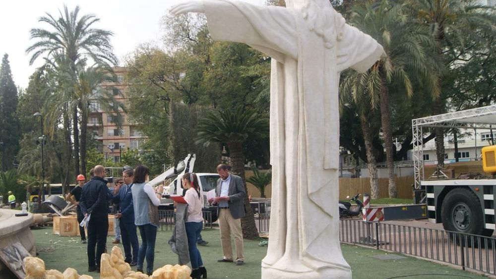 Montaje del monumento 'Los Jardines del Rey Lobo' en la plaza Circular de Murcia