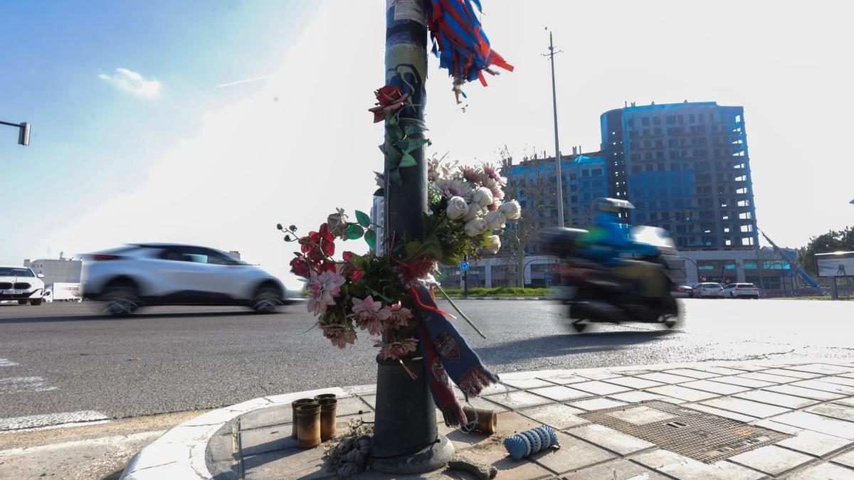 Imagen del edificio de Campanar con flores y velas estos días.
