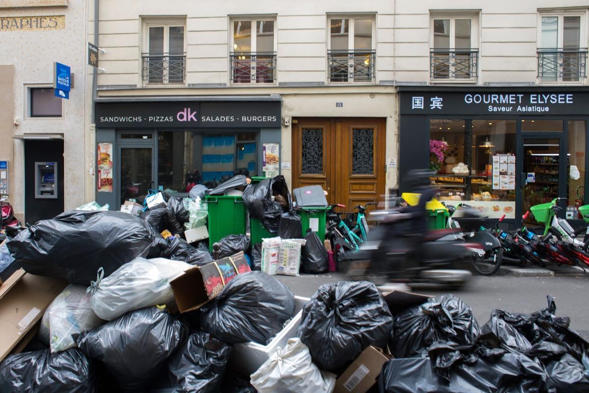 La basura se acumula en las calles de París mientras continúan las huelgas por las pensiones