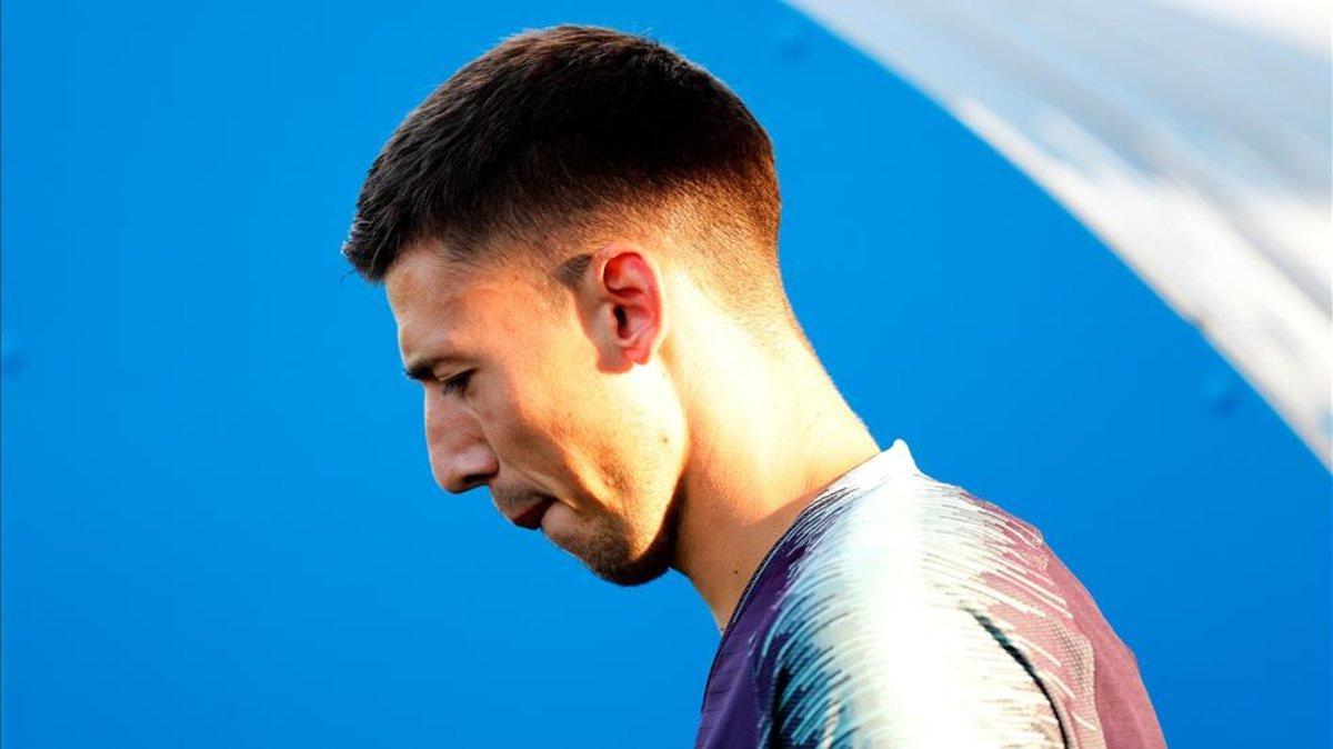 Lenglet, en un entrenamiento con el Barça