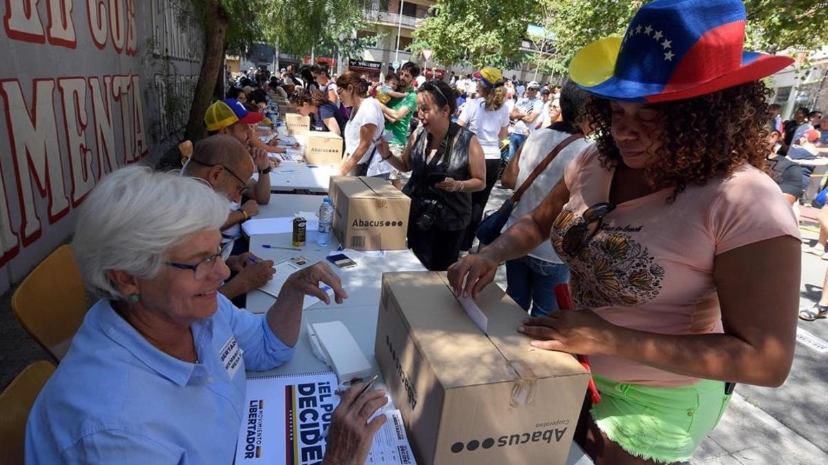 Venezolanos votando en la calle de Barcelona en el referendum de oposición a Maduro