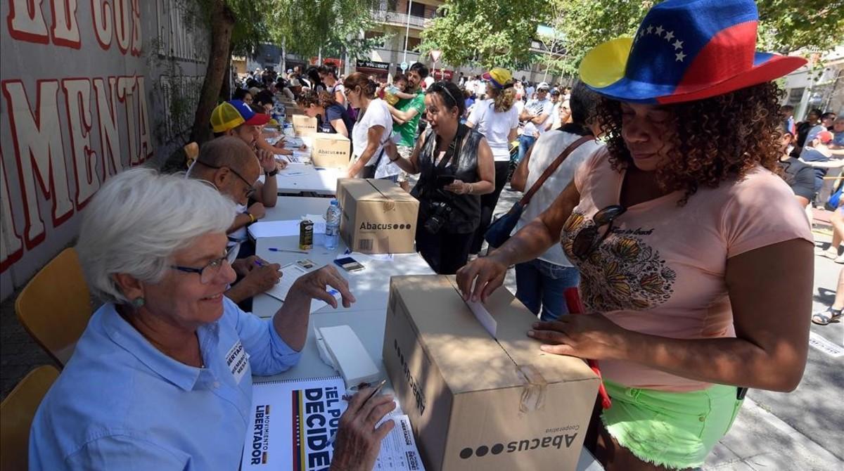 zentauroepp39324313 a venezuelan resident in barcelona casts her ballot during a170716164318