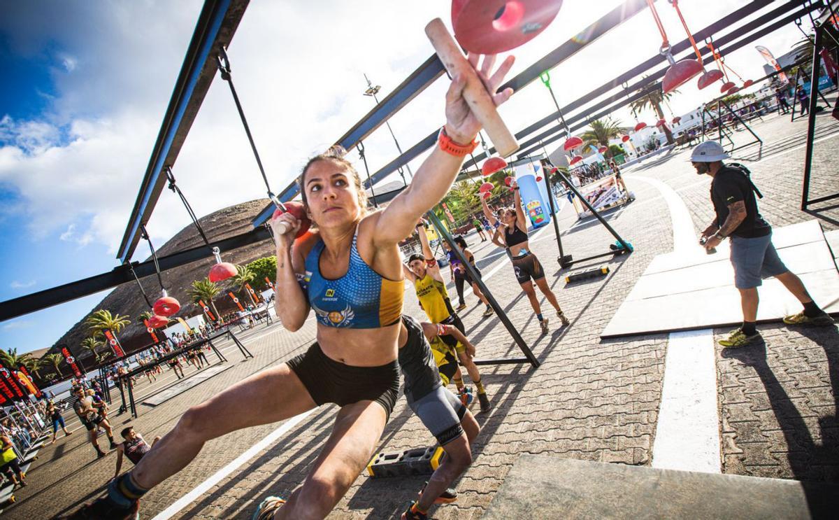 Una participante, en pleno esfuerzo durante la Xtreme Yaiza Bestial Race 2022, en Lanzarote. | | LAURA ORTIZ DE ZÁRATE