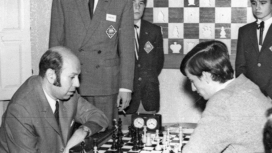 Arturo Pomar, a la izquierda, en otra partida.