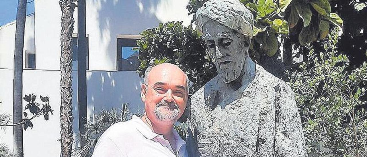 El filósofo Rafael Guardiola, junto a la estatua de Ibn Gabirol
