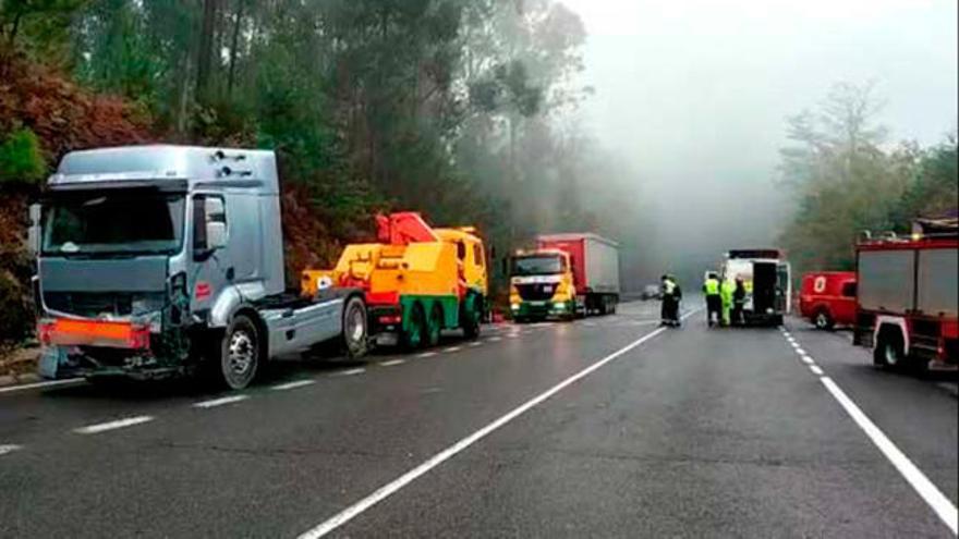 Accidente en Ponteareas: un joven herido grave al chocar su coche con un camión