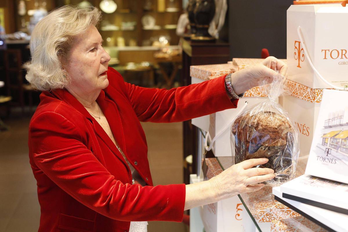 Enriqueta Dalmau posant els productes a punt.