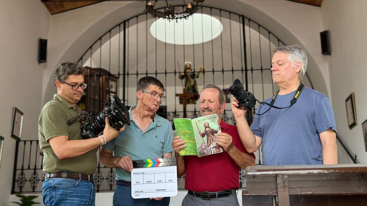 Imagen de la grabación del cortometraje en la ermita extremeña.
