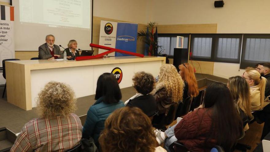 Charla de López Acuña sobre pandemias en el CIFP de Cerdeño