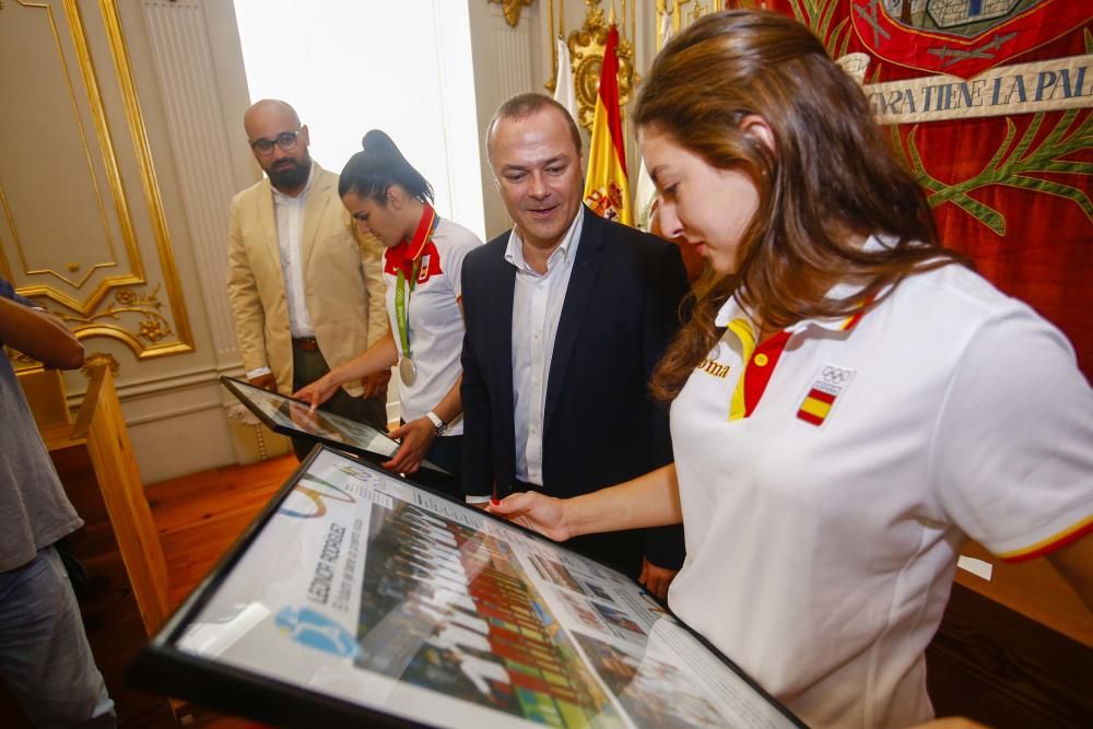 El Ayuntamiento homenajea a las medallistas grancanarias de baloncesto