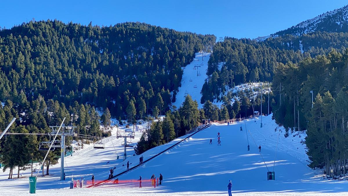 Pla obert de diversos esquiadors baixant per una de les pistes de Masella