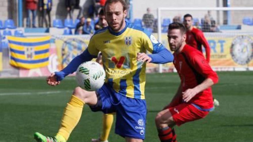 Marc Serramitja controla la pilota davant un rival granollerí.