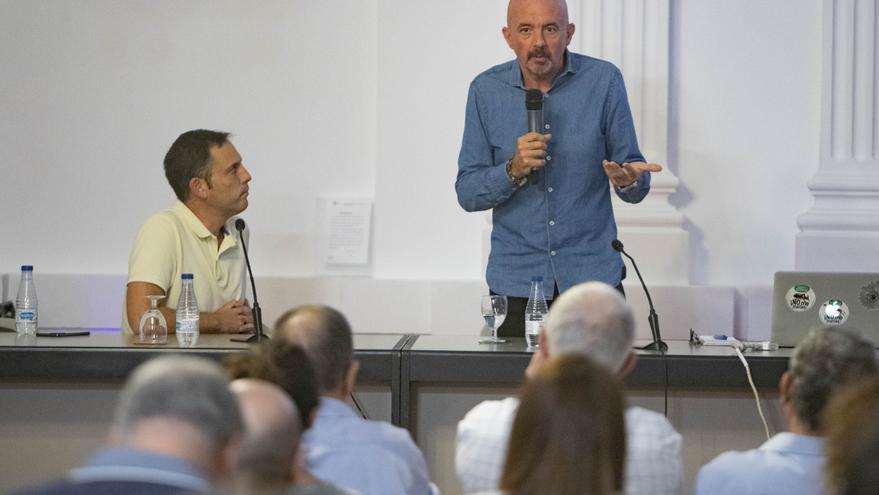 El periodista Carlos Hernández analiza en Xàtiva los campos de concentración de Franco