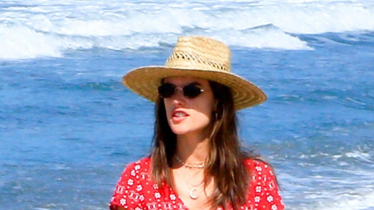 Alessandra Ambrosio crea tendencia en la playa