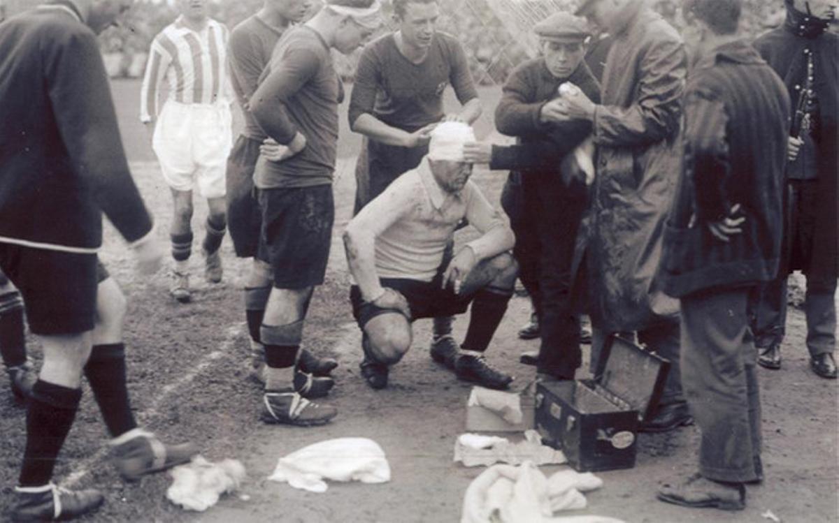 En un despiste de los médicos, Plattkó se escapó del vestuario y regresó, vacilante, a su puesto