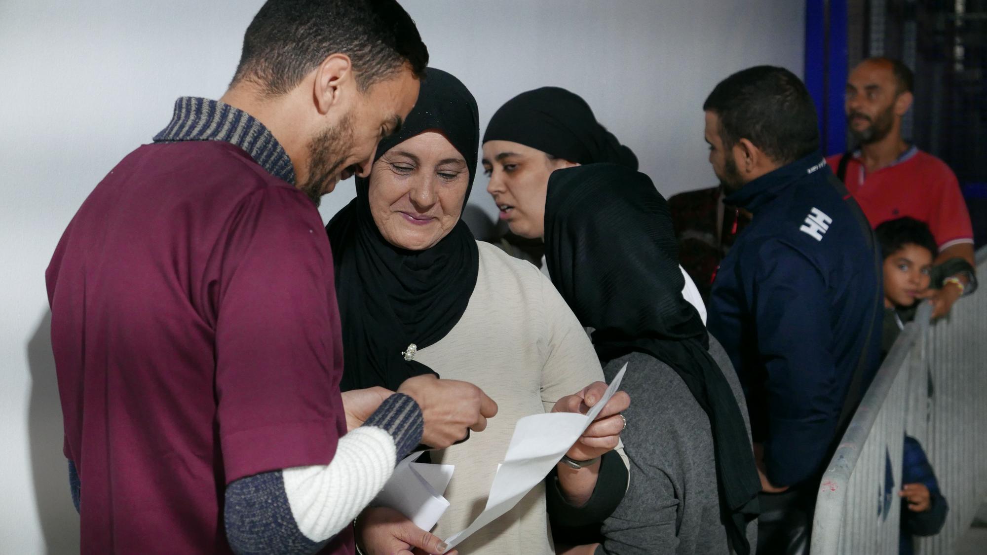 Reencuentros y alegría tras la reapertura de las fronteras en Ceuta y Melilla.