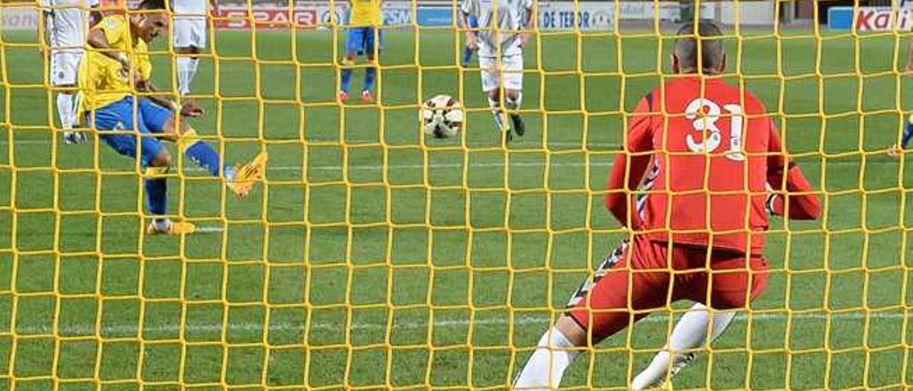 El centrocampista zurdo de la UD Jerónimo Figueroa Momo supera a Jacobo (Tenerife), en la Copa Mahou.