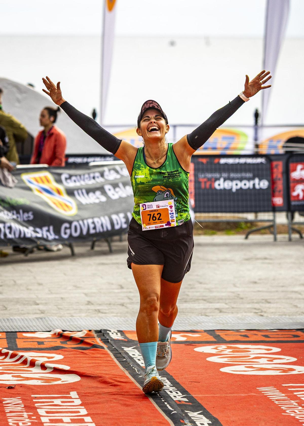 Una de las corredoras del 3 Días Trail Ibiza cruza la línea de meta.